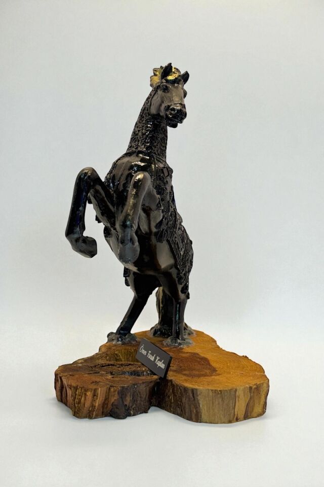 Kütüklü At Heykel